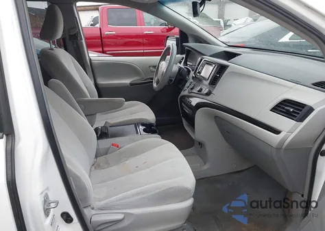 2012 Toyota Sienna Le 7 Passenger z USA, uszkodzony, nr VIN 5TDJK3DC3CS048579